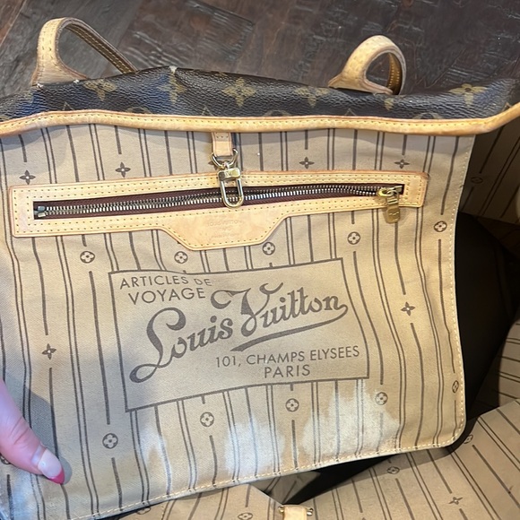 Louis Vuitton Neverfull Bag - Picture 4 of 7